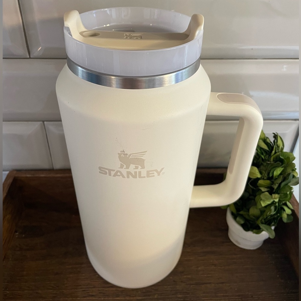 Stanley 64 oz cream